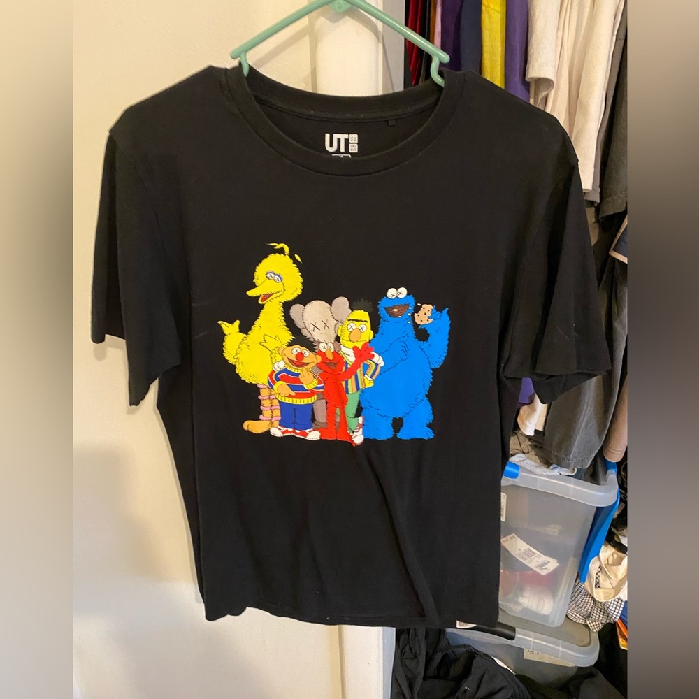 Uniqlo x Kaws x Sesame Street M T shirt